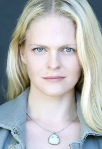 영화배우인 에스텔 바주의 대표 이미지