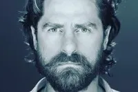 영화배우인 디미트리스 랄로스의 대표 이미지