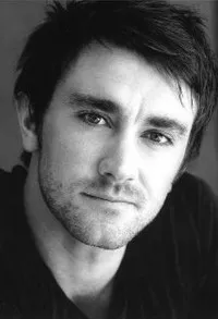 영화배우인 조시 맥콘빌의 대표 이미지