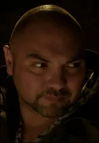 영화배우인 글렌-폴 워루의 대표 이미지