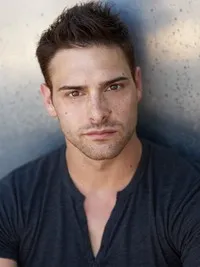 영화배우인 니콜라스 건의 대표 이미지