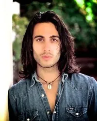 영화배우인 마일스 산토의 대표 이미지