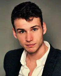 영화배우인 니콜라스 덴턴의 대표 이미지