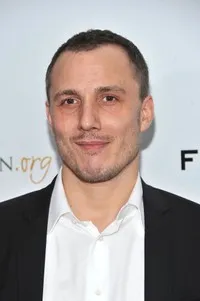 영화배우인 밀로시 티모티예비치의 대표 이미지