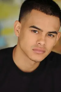 영화배우인 줄리언 워크스의 대표 이미지