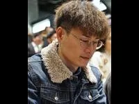 영화감독인 강우의 대표 이미지