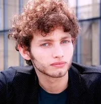 영화배우인 테오 숄비의 대표 이미지