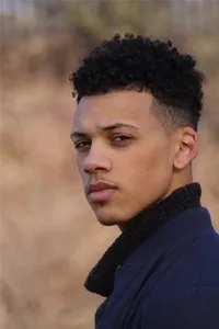 영화배우인 조던 볼거의 대표 이미지