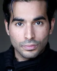 영화배우인 나비 다크리의 대표 이미지