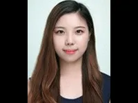 영화감독인 윤진의 대표 이미지