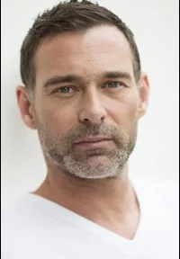 영화배우인 스티븐 카라처의 대표 이미지