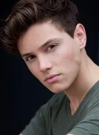 영화배우인 타일러 영의 대표 이미지