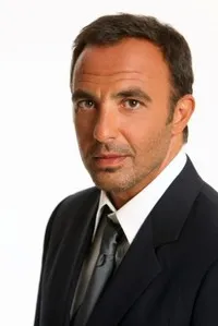 MC, 기자, 영화배우인 니코스 알리아가스의 대표 이미지