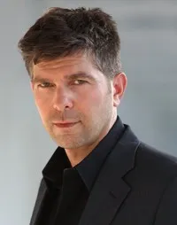 영화배우인 알렉스 엠마누엘의 대표 이미지