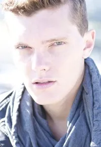 영화배우인 루크 베인스의 대표 이미지