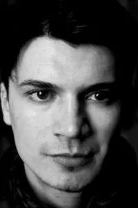 영화배우인 에밀리안 오프레아의 대표 이미지