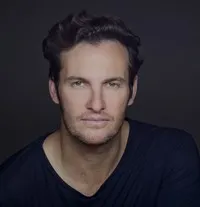 영화배우인 앤젤 보나니의 대표 이미지