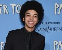 영화배우인 저스티스 스미스의 대표 이미지