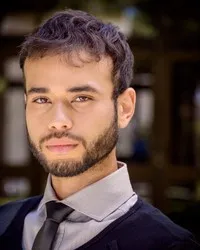 영화배우인 애런 고메즈의 대표 이미지