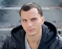 영화배우인 크리스 라자로의 대표 이미지