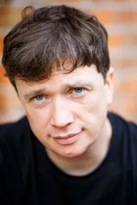 영화배우인 데니스 라이온스의 대표 이미지