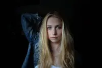 영화배우인 니암 알가의 대표 이미지