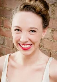 영화배우인 클레어 맥널티의 대표 이미지