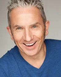 영화배우인 워렌 폴 글로버의 대표 이미지