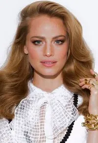 영화배우인 야라 벤벤의 대표 이미지