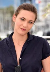 영화배우인 아오미 뮈요크의 대표 이미지