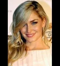 영화배우인 크리스티나 콜라드의 대표 이미지