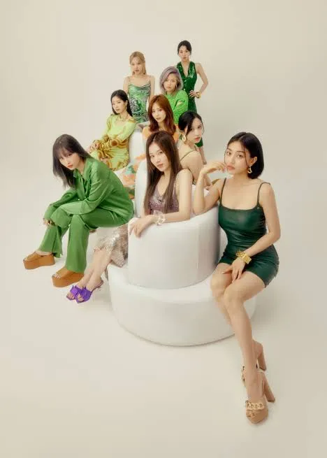 가수인 TWICE의 대표 이미지