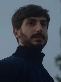 영화감독인 렌소 코사의 대표 이미지