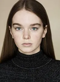 영화배우인 섬머 H. 하웰의 대표 이미지