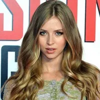 영화배우인 헤르미온느 코필드의 대표 이미지