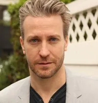 영화제작자인 데스몬드 데브니시의 대표 이미지