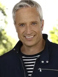 영화배우인 찰스 월의 대표 이미지