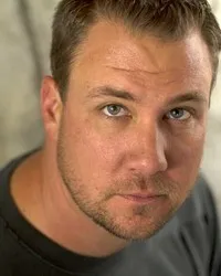 영화배우인 보 케이스터의 대표 이미지