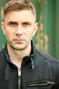 영화배우인 딘 로버츠의 대표 이미지