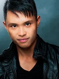 영화배우인 아드리안 부의 대표 이미지