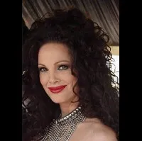 영화배우인 줄리 스트레인의 대표 이미지