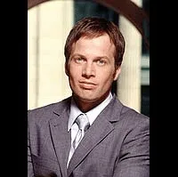 영화배우인 제임스 르그로스의 대표 이미지