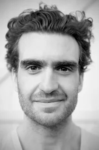 영화배우인 조지 바질의 대표 이미지