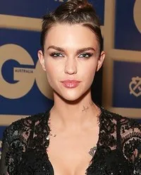 영화배우인 루비 로즈의 대표 이미지