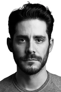 영화배우인 사이먼 코튼의 대표 이미지