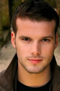 영화배우인 케빈 레슬리의 대표 이미지