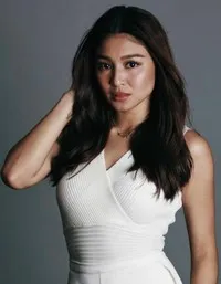 영화배우인 내딘 러스터의 대표 이미지