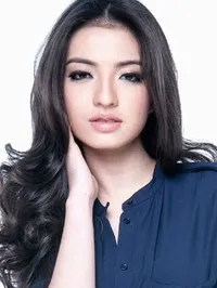 영화배우인 랄리네 샤의 대표 이미지