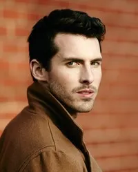 영화배우인 라클런 우즈의 대표 이미지