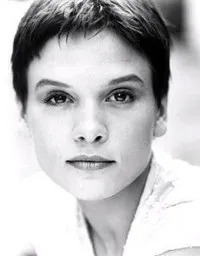 배우인 마야 스텐지의 대표 이미지